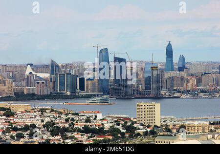 Baku. Aserbaidschan. 09.12.2016 Jahr. Wunderschöner Panoramablick auf das Stadtzentrum. Aus dem Dorf Shikhovo. Stockfoto