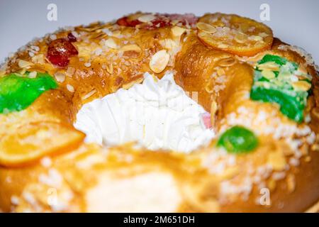 Roscón. Roscon de Reyes. Kingcake. Brötchen aus einem süßen Teig in Form eines Ringes, dekoriert mit Scheiben Kandierte Stockfoto