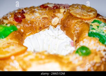 Roscón. Roscon de Reyes. Kingcake. Brötchen aus einem süßen Teig in Form eines Ringes, dekoriert mit Scheiben Kandierte Stockfoto