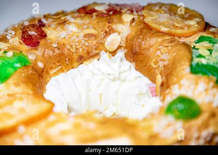 Roscón. Roscon de Reyes. Kingcake. Brötchen aus einem süßen Teig in Form eines Ringes, dekoriert mit Scheiben Kandierte Stockfoto