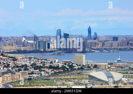 Baku. Aserbaidschan. 09.12.2016 Jahr. Wunderschöner Panoramablick auf das Stadtzentrum. Aus dem Dorf Shikhovo. Stockfoto