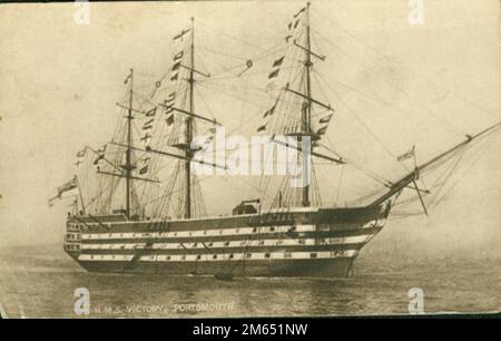 HMS Victory Postkarte, die dem Schiff zeigt, dass es zu der Zeit noch über Wasser war, bevor es zum Trockendock in Portsmouth geschleppt wurde, wo es heute noch steht. Stockfoto