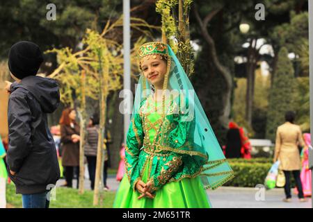 Baku. Aserbaidschan. 04.08.2017. Ein Mädchen in einem Nationalkostüm im Urlaub. Stockfoto