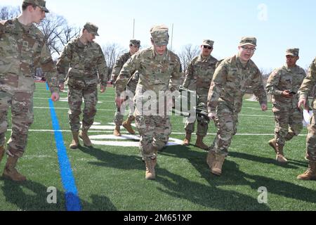 JROTC Cadets von der Mount Pleasant High School nehmen am 2. April 2022 an der Wurftragetasche Teil, die die Maryland Army National Guard 1. Annual Raiders Challenge in der Fairmont Heights High School in Landover, Maryland, gesponsert hat. Die Kadetten führten auch einen Army Physical Fitness Test durch und nahmen an anderen Veranstaltungen Teil, bei denen ihre Kraft und ihre Fähigkeit, als Team zu arbeiten, auf die Probe gestellt wurden. Stockfoto