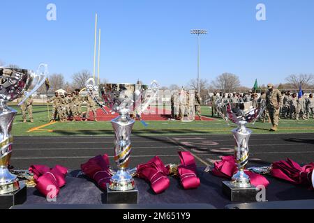 JROTC-Kadetten verschiedener High Schools stehen in Formation, während die Maryland Army National Guard am 2. April 2022 die Trophäenzeremonie der jährlichen Raiders Challenge 1. in der Fairmont Heights High School in Landover, Maryland, gesponsert hat. Die Kadetten führten einen Army Physical Fitness Test durch und nahmen an anderen Veranstaltungen Teil, bei denen ihre Kraft und ihre Fähigkeit, als Team zu arbeiten, auf die Probe gestellt wurden. Stockfoto