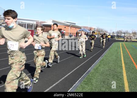 JROTC-Kadetten verschiedener High Schools führen am 2. April 2022 einen 1,5 km langen Lauf auf der Rennstrecke für die von der Maryland Army National Guard gesponserte jährliche Raiders Challenge 1. an der Fairmont Heights High School in Landover, Maryland, durch. Die Kadetten nahmen auch an anderen Veranstaltungen Teil, bei denen ihre Stärke und ihre Fähigkeit, als Team zu arbeiten, auf die Probe gestellt wurden. Stockfoto