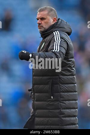 Glasgow, Großbritannien. 2. Januar 2023. Celtic Manager Ange Postecoglou grüßt die Auswärtsfans nach dem Spiel der Premiership im Ibrox Stadium in Glasgow. Der Bildausdruck sollte lauten: Neil Hanna/Sportimage Credit: Sportimage/Alamy Live News Stockfoto