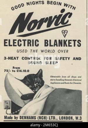 Zeitschriftenwerbung im Vintage 1960 vom Homemaker Magazine für Norvic Electric Bankets mit einer Katze, die im Bett schläft Stockfoto