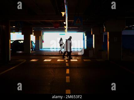 Silhouette von Personen in Tiefgaragen Stockfoto