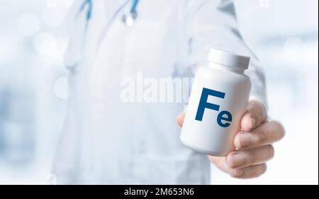 Eisen, Ferrum, Fe Ergänzungen für die menschliche Gesundheit. Der Arzt empfiehlt die Einnahme von Ferrum. Der Arzt gibt Fe-Vitamin. Essentielle Vitamine und Mineralien für den Menschen. Stockfoto