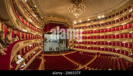 Als eines der führenden Opern- und Balletttheater weltweit ist La Scala das berühmteste Opernhaus in Mailand. Hier sind vor allem die typischen roten Sitze zu sehen Stockfoto