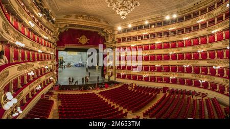 Als eines der führenden Opern- und Balletttheater weltweit ist La Scala das berühmteste Opernhaus in Mailand. Hier sind vor allem die typischen roten Sitze zu sehen Stockfoto