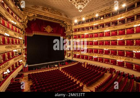 Als eines der führenden Opern- und Balletttheater weltweit ist La Scala das berühmteste Opernhaus in Mailand. Hier sind vor allem die typischen roten Sitze zu sehen Stockfoto