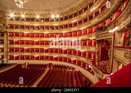 Als eines der führenden Opern- und Balletttheater weltweit ist La Scala das berühmteste Opernhaus in Mailand. Hier sind vor allem die typischen roten Sitze zu sehen Stockfoto