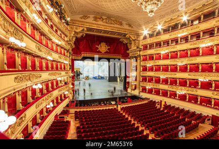 Als eines der führenden Opern- und Balletttheater weltweit ist La Scala das berühmteste Opernhaus in Mailand. Hier sind vor allem die typischen roten Sitze zu sehen Stockfoto