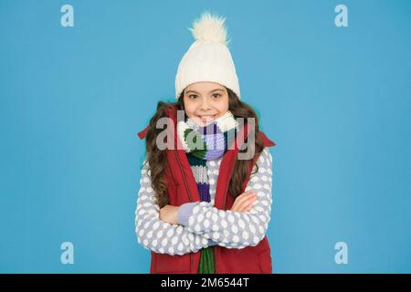 Ferienatmosphäre. Keine Unterkühlung. Fröhliches Mädchen trägt Schichten von Kleidung. Warmes Tuch in der Wintersaison. Kaltes Wetter Prognose. Kid Fashion und Stockfoto