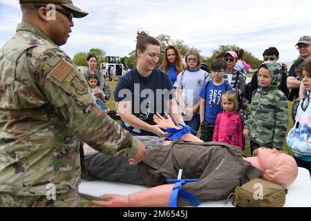 USA Air Force Staff Sergeant Donald Mickens, 81. Medical Group Life Support Training Section Chief, und Staff Sgt. Brittney Park, 81. Medical Support Squadron Staff Support Staff NCO verantwortlich, bieten eine medizinische Triage Demonstration während Operation Hero auf der Keesler Air Force Base, Mississippi, 2. April 2022. Die Veranstaltung, die vom Airman and Family Readiness Center in Anerkennung des Monats des Militärkindes ausgerichtet wurde, gab Militärkindern einen Einblick in das Leben von stationierten Militärmitgliedern. Die Kinder erhielten Hundemarken und T-Shirts von Operation Hero, als sie sich auf den Weg durch einen Scheineinsatz machten Stockfoto