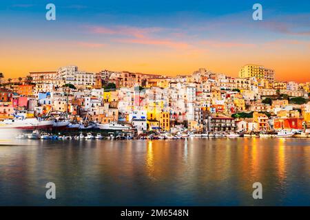 Sciacca, Sizilien, Italien, vom Hafen in der Dämmerung. Stockfoto