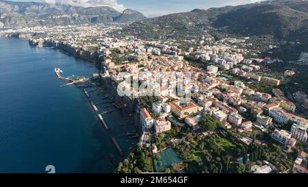 Sorrent ist eine Küstenstadt im Südwesten Italiens, gegenüber der Bucht von Neapel auf der Halbinsel Sorrentine Stockfoto