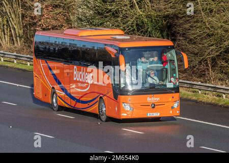 2018 Buckleys Coach Travel Orange MERCEDES BENZ TOURISMO m2 PSV Auto 295/80 R 22,5 zur Beförderung von Passagieren auf der Autobahn M61 UK Stockfoto