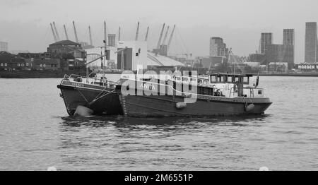 Blick auf die Boote auf der Themse mit der O2 Arena in der Ferne, Greenwich, London, Großbritannien, Europa Stockfoto