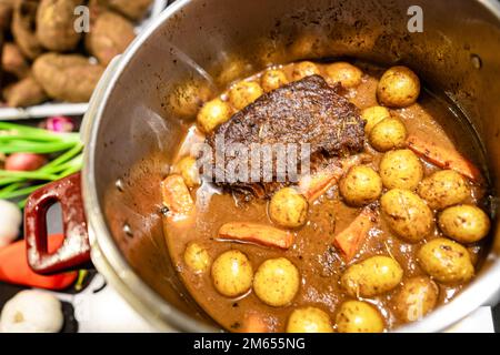 Köstlicher hausgemachter, langsam gekochter Rinderbraten. Stockfoto