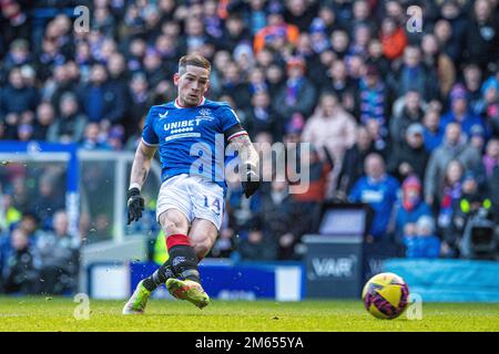 Glasgow, Großbritannien. 02. Januar 2023. Ibrox Stadium Glasgow, Schottland, Januar 2. 2023: Ryan Kent of Rangers schießt am 2. Januar 2023 beim Cinch Scottish Premiership Match zwischen Rangers FC und Celtic FC in Glasgow, Vereinigtes Königreich. (Foto: Richard Callis/SPP) (Richard Callis/SPP) Kredit: SPP Sport Press Photo. Alamy Live News Stockfoto