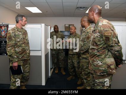 Major Rhenso Hernandez, Leiter der 854. Kampfeinheit (Zentrum), spricht mit Generalmajor Bryan P. Radliff, 10. Luftwaffenführer (links), über die Mission des Flügels am 2. April 2022 auf der Joint Base San Antonio-Chapman Training Annex, Texas. Radliff besuchte während der Begehung mehrere Einheiten im 960. Cyberspace Wing. Stockfoto