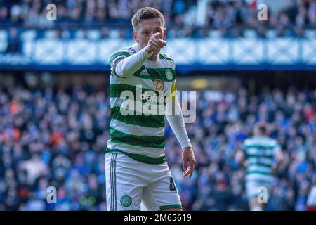 Glasgow, Großbritannien. 02. Januar 2023. Ibrox Stadium Glasgow, Schottland, Januar 2. 2023: Callum McGregor of Celtic Pointer während des Cinch Scottish Premiership Match zwischen Rangers FC und Celtic FC am 2. Januar 2023 in Glasgow, Vereinigtes Königreich. (Foto: Richard Callis/SPP) (Richard Callis/SPP) Kredit: SPP Sport Press Photo. Alamy Live News Stockfoto