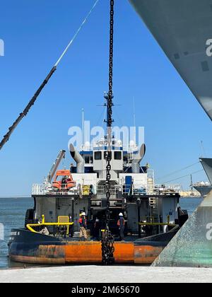 NEWPORT NEWS, VA. (2. April 2022) Signet Warhorse II schleppte das große, mittelschnelle Roll-on/Roll-off (LMSR)-Schiff des Militärkommandos USNS Yano (T-AKR 297) vom Newport News Marine Terminal in Newport News, VA. An die Marine Administration Reserve Fleet in Beaumont, Texas, Wo das Schiff dauerhaft der Ready Reserve Force (RRF) von MARAD beitreten wird. Der 16-Tage-Werg wurde am 18. April abgeschlossen. Stockfoto