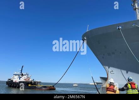 NEWPORT NEWS, VA. (2. April 2022) Signet Warhorse II schleppte das große, mittelschnelle Roll-on/Roll-off (LMSR)-Schiff des Militärkommandos USNS Yano (T-AKR 297) vom Newport News Marine Terminal in Newport News, VA. An die Marine Administration Reserve Fleet in Beaumont, Texas, Wo das Schiff dauerhaft der Ready Reserve Force (RRF) von MARAD beitreten wird. Der 16-Tage-Werg wurde am 18. April abgeschlossen. Stockfoto