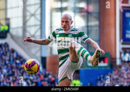 Glasgow, Großbritannien. 02. Januar 2023. Ibrox Stadium Glasgow, Schottland, Januar 2. 2023: Aaron Mooy of Celtic in Aktion während des Cinch Scottish Premiership Match zwischen Rangers FC und Celtic FC am 2. Januar 2023 in Glasgow, Vereinigtes Königreich. (Foto: Richard Callis/SPP) (Richard Callis/SPP) Kredit: SPP Sport Press Photo. Alamy Live News Stockfoto