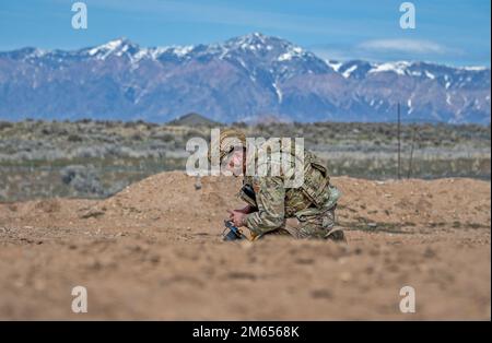 USA Air Force Staff Sgt. Austin Kener, Explosive Ordnance Disposal Technician beim EOD-Flug 419., bereitet einen MK1 Mod 3 Remote Wrench vor, um eine inerte Sicherung zu entfernen, während einer betrieblichen Leistungsschulung am Luftwaffenstützpunkt Hill, Utah, 2. April 2022. Der EOD-Flug trainiert mit einer Vielzahl von Werkzeugen, um zahlreiche Entschärfungsszenarien zu erfüllen. Stockfoto