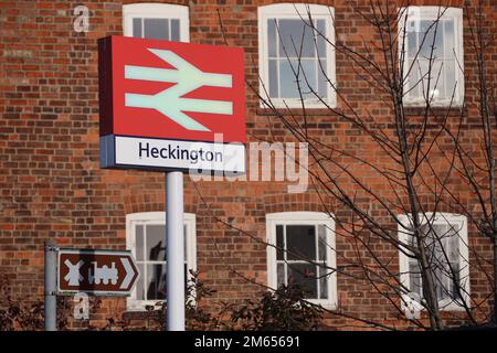 Schild für Heckington Bahnhof, Lincolnshire, Großbritannien. Stockfoto