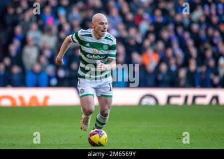 Glasgow, Großbritannien. 02. Januar 2023. Ibrox Stadium Glasgow, Schottland, Januar 2. 2023: Aaron Mooy of Celtic am Ball während des Cinch Scottish Premiership Match zwischen Rangers FC und Celtic FC am 2. Januar 2023 in Glasgow, Vereinigtes Königreich. (Foto: Richard Callis/SPP) (Richard Callis/SPP) Kredit: SPP Sport Press Photo. Alamy Live News Stockfoto