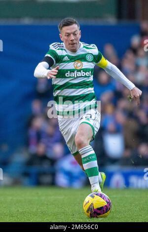 Glasgow, Großbritannien. 02. Januar 2023. Ibrox Stadium Glasgow, Schottland, Januar 2. 2023: Callum McGregor von Celtic in Aktion beim Cinch Scottish Premiership Match zwischen Rangers FC und Celtic FC am 2. Januar 2023 in Glasgow, Vereinigtes Königreich. (Foto: Richard Callis/SPP) (Richard Callis/SPP) Kredit: SPP Sport Press Photo. Alamy Live News Stockfoto