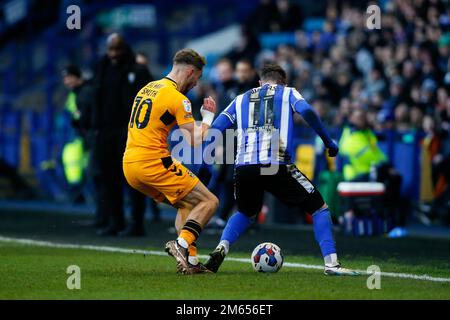 Sam Smith #10 von Cambridge United und Josh Windie #11 von Sheffield Wednesday während des Sky Bet League 1-Spiels Sheffield Wednesday vs Cambridge United in Hillsborough, Sheffield, Großbritannien, 2. Januar 2023 (Foto von Ben Early/News Images) Stockfoto