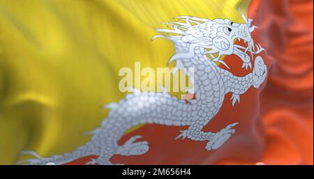 Nahaufnahme der bhutanischen Nationalflagge, die im Wind winkt. Das Königreich Bhutan ist ein Land in Südasien. Texturierter Hintergrund. Selektiv Stockfoto