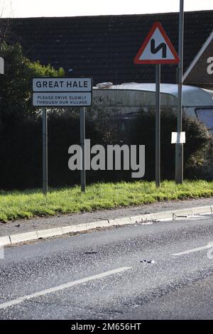 Straßenschild in Richtung Great Hale, Lincolnshire. Ein kleines, ländliches Gebiet, auf dem Schild steht "Bitte fahren Sie vorsichtig durch unser Dorf" Stockfoto