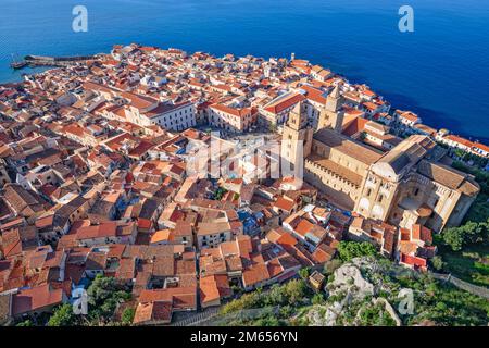 Cefalu, Sizilien, Italien von oben am Tyrrhenischen Meer. Stockfoto