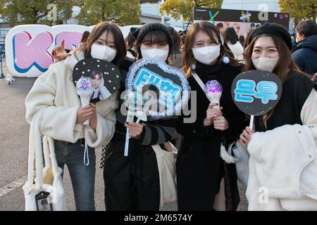 Nagoya, Japan. 02. Januar 2023. Japanische Fans posieren vor dem „KROSS Vol. 1-kpop Masterz-" am Nagoya Dome in Nagoya, Präfektur Aichi, Japan, am Montag, den 2. Januar 2023 vor der Kamera. Foto: Keizo Mori/UPI Credit: UPI/Alamy Live News Stockfoto