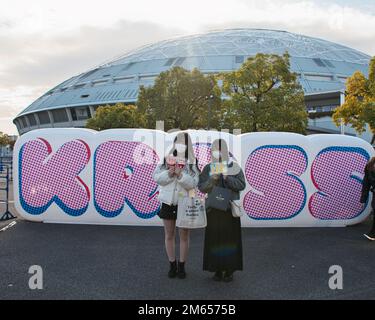 Nagoya, Japan. 02. Januar 2023. Japanische Fans posieren vor dem „KROSS Vol. 1-kpop Masterz-" am Nagoya Dome in Nagoya, Präfektur Aichi, Japan, am Montag, den 2. Januar 2023 vor der Kamera. Foto: Keizo Mori/UPI Credit: UPI/Alamy Live News Stockfoto