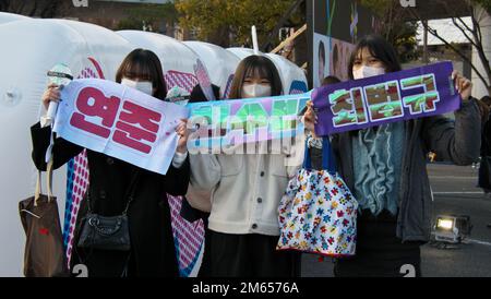 Nagoya, Japan. 02. Januar 2023. Japanische Fans posieren vor dem „KROSS Vol. 1-kpop Masterz-" am Nagoya Dome in Nagoya, Präfektur Aichi, Japan, am Montag, den 2. Januar 2023 vor der Kamera. Foto: Keizo Mori/UPI Credit: UPI/Alamy Live News Stockfoto