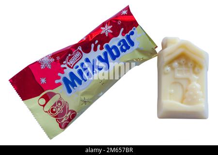 Die Nestle Milky Bar MilkyBar Festive Friends wurde geöffnet, um Inhalte auf weißem Hintergrund zu zeigen - weiße Schokolade mit einer cremigen Füllung und knusprigen Stücken Stockfoto