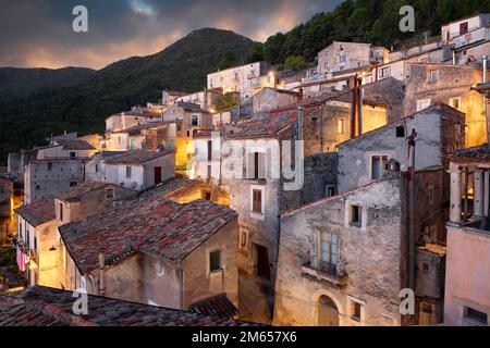 Morano Calabro, Italien, altes Dorf bei Sonnenaufgang. Stockfoto