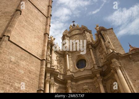 Bild des zweiten und dritten Körpers der Fassade der Puerta de los Hierros der Kathedrale zur Himmelfahrt Santa Maria in Valencia (Spanien) Stockfoto