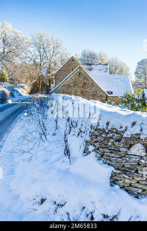 Frühwinterschnee im Cotswold Village in Brimpsfield, Gloucestershire, England, Großbritannien Stockfoto