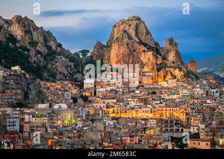 Gagliano Castelferrato, Italien, in Sizilien bei Abenddämmerung. Stockfoto