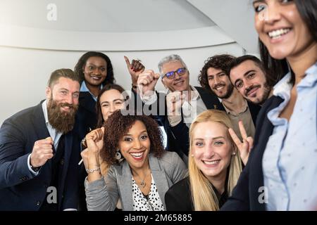 Multiethnische Geschäftsleute machen Selfies bei Geschäftstreffen Stockfoto