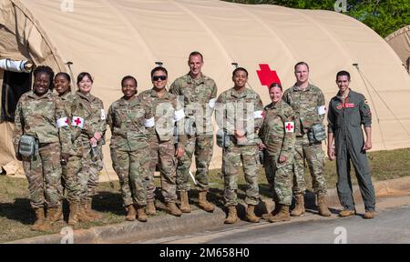 USA Air Force Airmen, die der 20. Medical Group zugeteilt wurden, stehen zusammen auf der Shaw Air and Space Expo am Shaw Air Force Base, South Carolina, 2. April 2022. Die Shaw Air & Space Expo bot der Öffentlichkeit die Gelegenheit, die Männer und Frauen der Streitkräfte zu treffen und die militärische Ausrüstung durch die Bemühungen aktiver Mitglieder des Dienst-, Wächter- und Reservedienstes sowie ziviler Angestellter, Rentner und Familienmitglieder zu sehen. Stockfoto